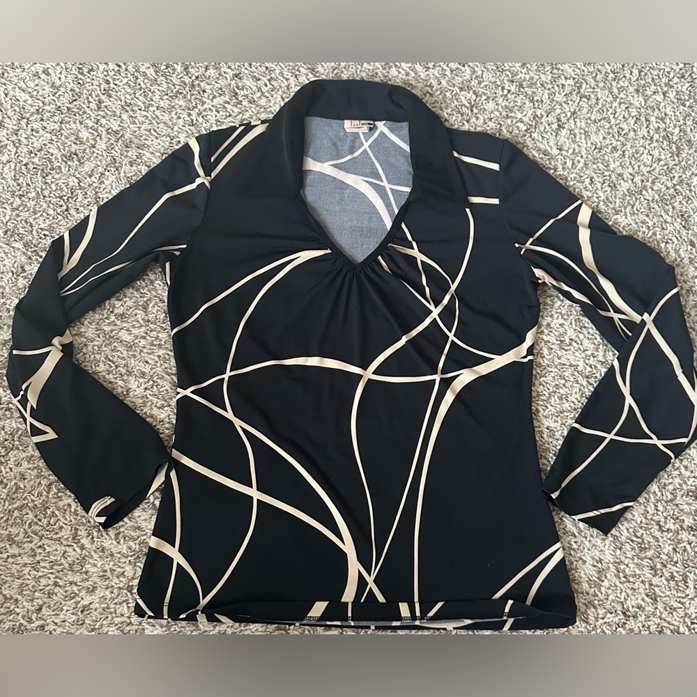 IZZY Black & Cream Abstract Print Long Sleeve Top • Medium • V-Neck Blouse - Picture 2 of 4
